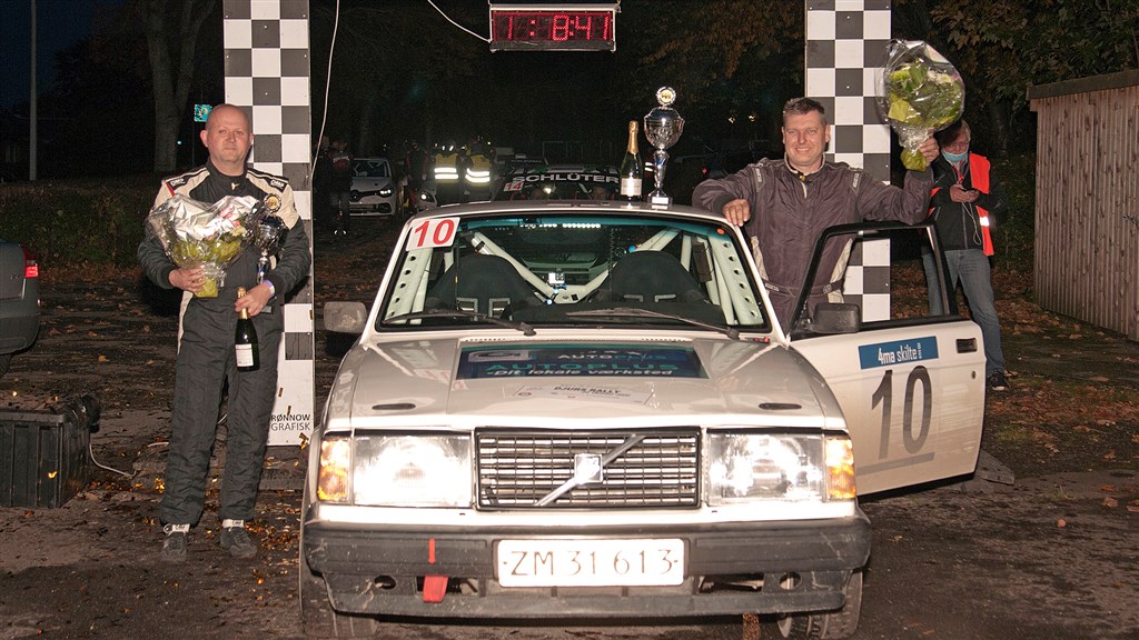 Heino Mejer og Bo Mølgaard med pokaler og blomster, efter klassesejren i Djurs Rally 2020.
(Foto: rallypics.dk – Viggo Johansen)